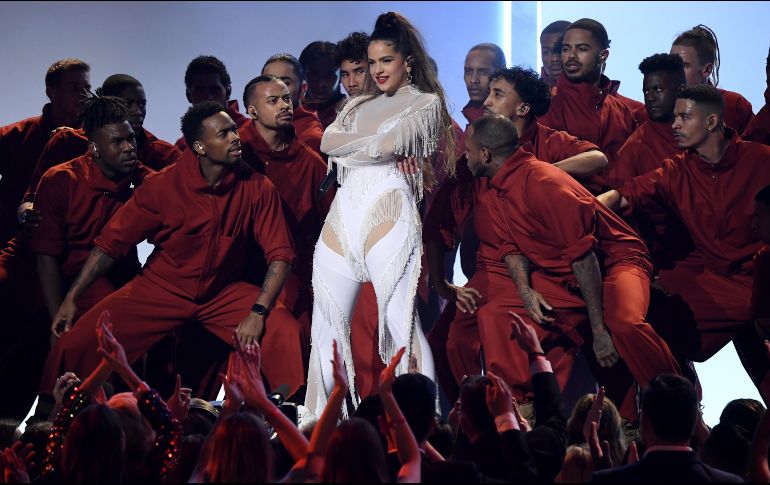 Rosalía lució un conjunto blanco en la entrega de los Grammy 2020. AFP / K. Djansezian