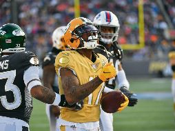 Emotivo. Devante Adams festeja su anotación mirando al cielo en dedicatoria al astro del basquetbol fallecido la mañana de ayer. AFP