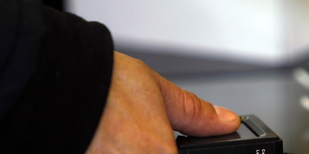 Retiros mayores a 9 mil 600 pesos en bancos, con huella dactilar