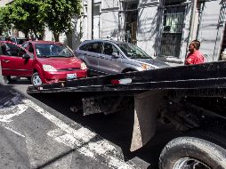 Resaltan que personal a cargo de las grúas piden dinero a los clientes de restaurantes y bares a cambio de dejar sus autos. EL INFORMADOR / ARCHIVO