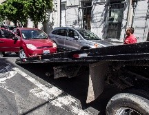 Resaltan que personal a cargo de las grúas piden dinero a los clientes de restaurantes y bares a cambio de dejar sus autos. EL INFORMADOR / ARCHIVO
