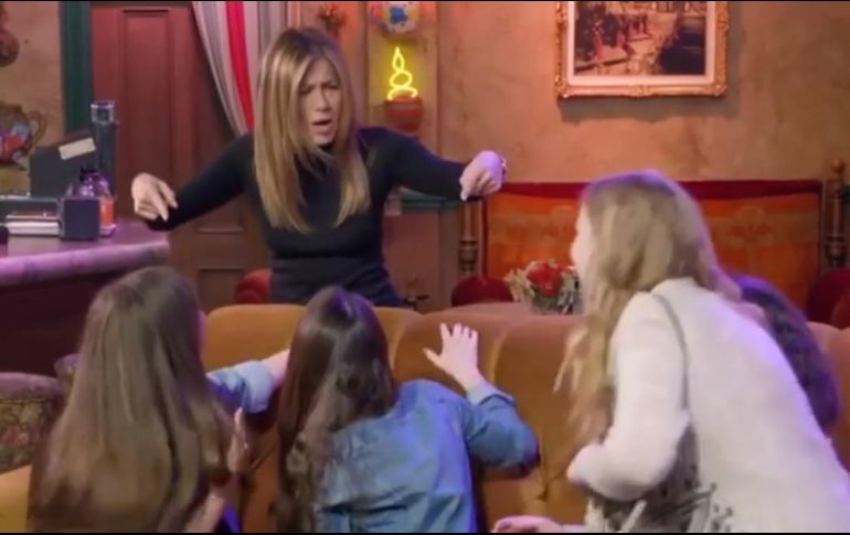 Los asistentes se sientan en el sofá y justo cuando están por tomarse una fotografía aparece Jennifer Aniston. INSTAGRAM / theellenshow
