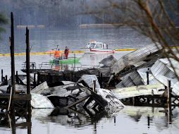 Personas en bote recorren la zona cerca de los restos del incendio en Scottsboro, Alabama. AP/J. Reeves