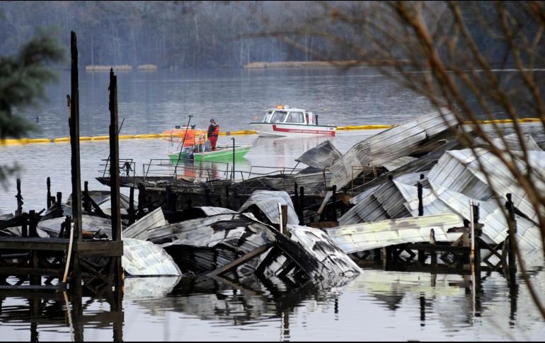 Personas en bote recorren la zona cerca de los restos del incendio en Scottsboro, Alabama. AP/J. Reeves