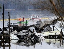 Personas en bote recorren la zona cerca de los restos del incendio en Scottsboro, Alabama. AP/J. Reeves