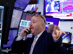 Un corredor labora hoy en la Bolsa de Nueva York, que registró una caída en su apertura. AP/R. Drew