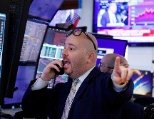 Un corredor labora hoy en la Bolsa de Nueva York, que registró una caída en su apertura. AP/R. Drew