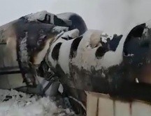 Aspecto del avión que se estrelló en el este de Afganistán este lunes. AP/T. Ghazniwal