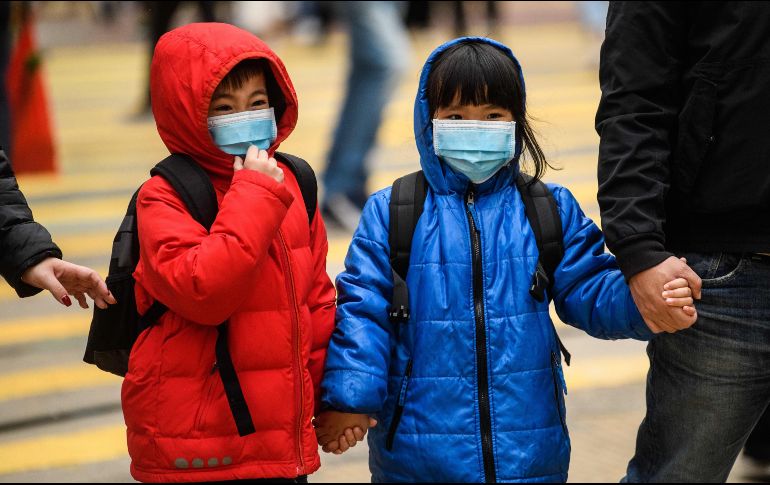 Niños usan mascarillas este lunes en Hong Kong. AFP/A. Wallace