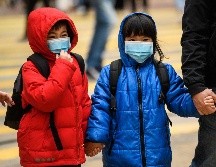Niños usan mascarillas este lunes en Hong Kong. AFP/A. Wallace
