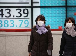 El mercado mexicano siguió la tendencia a la baja de las bolsas mundiales por el temor del impacto económico del nuevo virus. AP/K. Sasahara