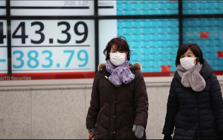 El mercado mexicano siguió la tendencia a la baja de las bolsas mundiales por el temor del impacto económico del nuevo virus. AP/K. Sasahara