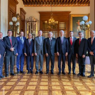 Gobernadores del PRI respaldan al Insabi tras reunión con López Obrador