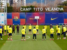 Jugadores y cuerpo técnico guardaron un minuto de silencio en el campo de entrenamiento que lleva el nombre del ex entrenador también fallecido Tito Vilanova. TWITTER/ @FCBarcelona