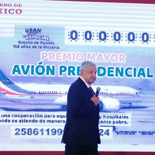López Obrador presenta diseño del boleto para rifa de avión presidencial