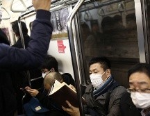 Usuarios del metro en Tokio, Japón, usan cubrebocas para protegerse de virus. AFP/B. Mehri