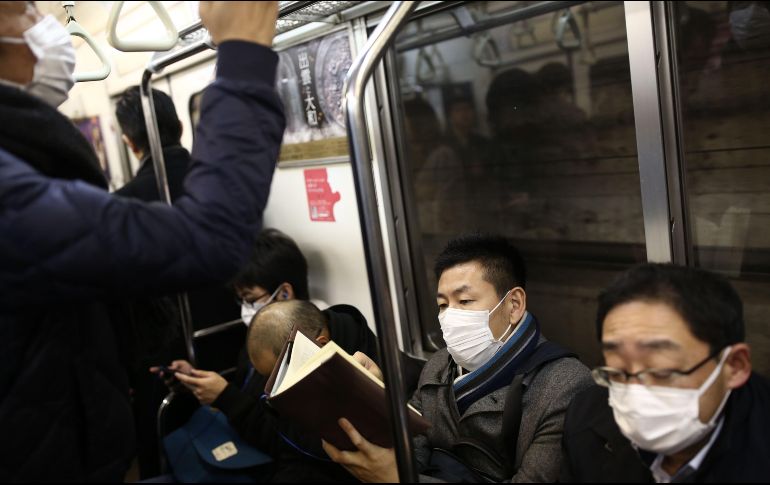 Usuarios del metro en Tokio, Japón, usan cubrebocas para protegerse de virus. AFP/B. Mehri