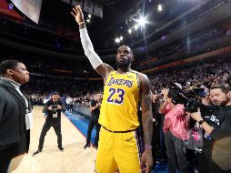Como actual jugador de los Lakers de Los Ángeles, James dice ''es mi responsabilidad poner esta mierda sobre mi espalda y seguir adelante''. AFP / ARCHIVO