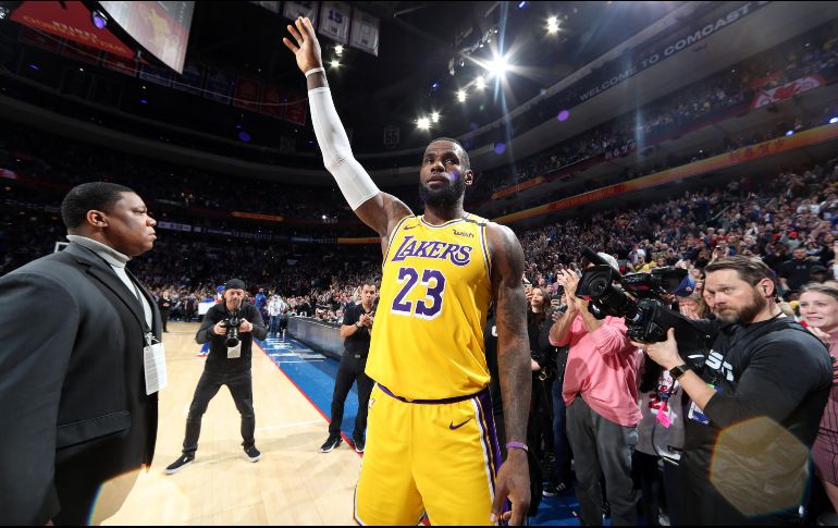 Como actual jugador de los Lakers de Los Ángeles, James dice ''es mi responsabilidad poner esta mierda sobre mi espalda y seguir adelante''. AFP / ARCHIVO