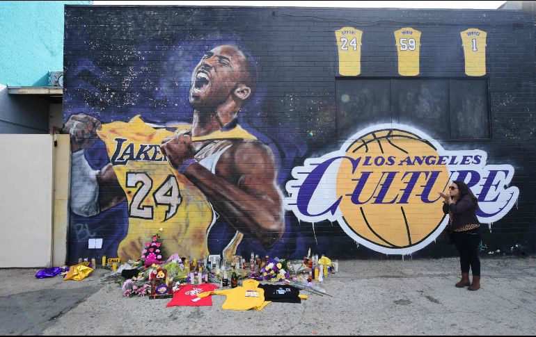 Fanáticos rinden todo tipo de homenajes al ex basquetbolista de los Lakers de Los Ángeles, que falleció el domingo en un accidente de helicóptero. AFP / F. J. Brown
