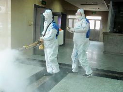 Voluntarios realizan hoy labores de desinfección en Qingdao, China, para evitar la propagación del coronavirus. EFE/EPA