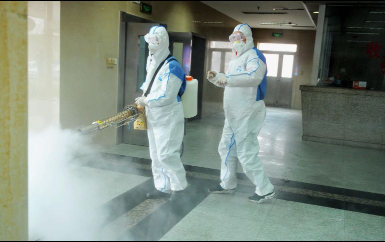 Voluntarios realizan hoy labores de desinfección en Qingdao, China, para evitar la propagación del coronavirus. EFE/EPA