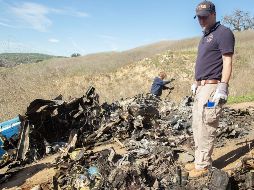 Expertos analizan la zona en donde se estrelló el helicóptero. AP/J. Anderson