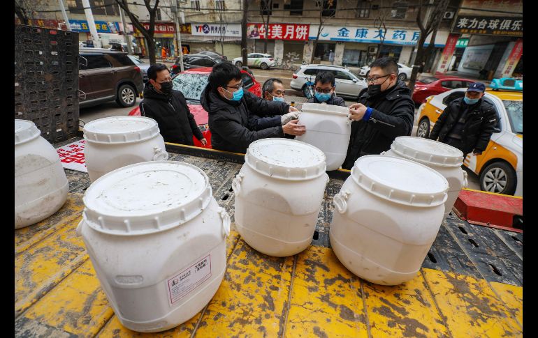 Botes con desinfectante se distribuyen en Wuhan, epicentro del brote de coronavirus. AP/Chinatopix