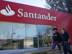 En un plazo de dos años, Santander tiene la meta de cambiar 80% de un total de 3.5 millones de tarjetas de crédito que tiene en el mercado. EL INFORMADOR/ARCHIVO