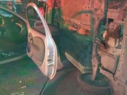 El auto Nissan Versa quedó volteado sobre su costado, por lo que las autoridades sacaron a las personas lesionadas con ayuda de los vecinos. ESPECIAL / Bomberos Guadalajara