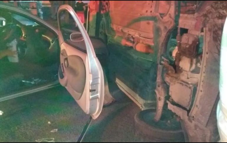 El auto Nissan Versa quedó volteado sobre su costado, por lo que las autoridades sacaron a las personas lesionadas con ayuda de los vecinos. ESPECIAL / Bomberos Guadalajara