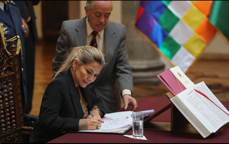 Jeanine Áñez pidió la dimisión de todos sus ministros y luego ratificó a la mayoría. EFE/M. Alipaz