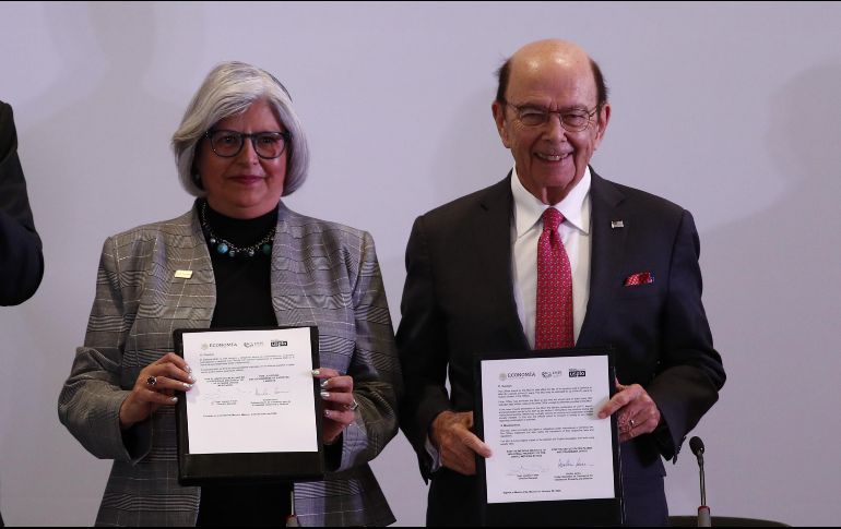 La secretaria de Economía, Graciela Márquez, y el secretario de Comercio de EU, Wilbur Ross, en la firma por la colaboración en patentes. EFEJ. Méndez