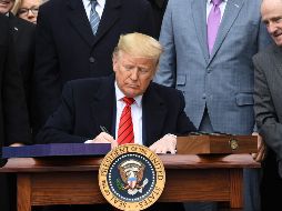 Donald Trump procedió a la firma tras un discurso en la Casa Blanca. AFP/S. Loeb