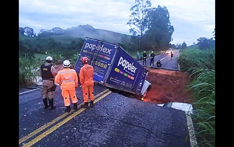 Un camión cayó en un hueco provocado por las fuertes lluvias en Belo Horizonte. EFE/Bomberos de Minas Gerais