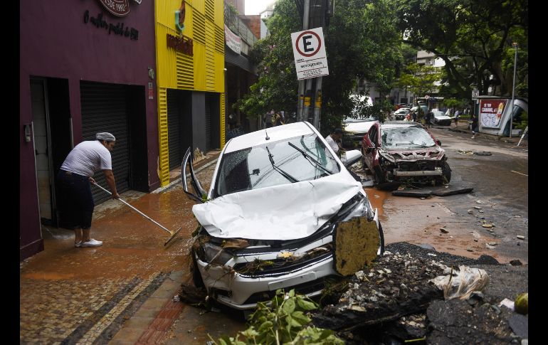 Las riadas arrastraron vehículos y reventaron el asfalto de calles en Belo Horizonte, que amaneció así. AP/G. Andrade