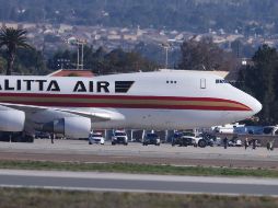 Aspectos de la aeronave en la base militar en Riverside, California, sitiada por personal sanitario. AP/R. Chiu