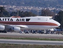 Aspectos de la aeronave en la base militar en Riverside, California, sitiada por personal sanitario. AP/R. Chiu