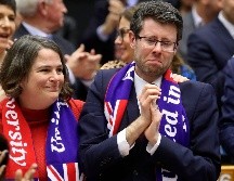Los eurodiputados británicos Rory Palmer (d) y Jude Kirton-Darling (i) reaccionan en la sesión de hoy en Bruselas, Bélgica. AFP/Y. Herman