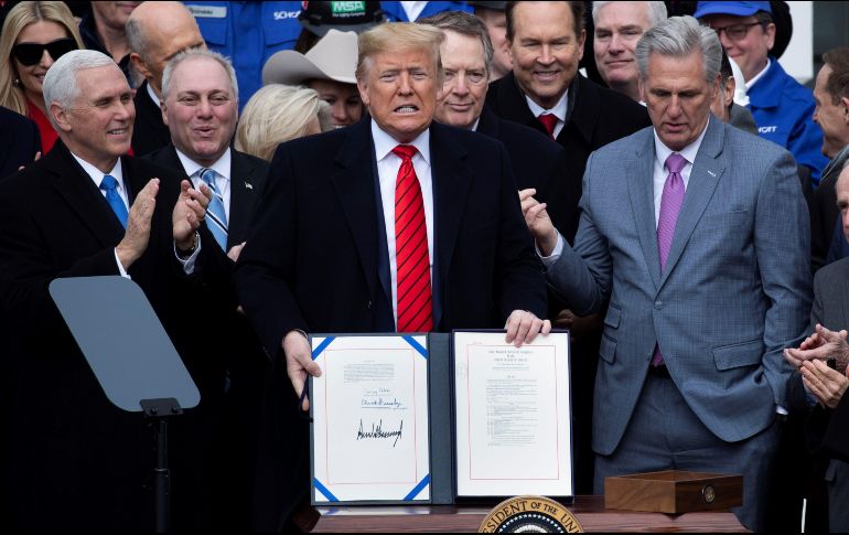 Donald Trump firmó este miércoles en la Casa Blanca la ley que permitirá implementar en su país el tratado comercial T-MEC con México y Canadá. EFE/M. Reynolds