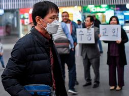 Un hombre usa mascarilla en el aeropuerto Internacional de Ciudad de México. AFP/P. Pardo