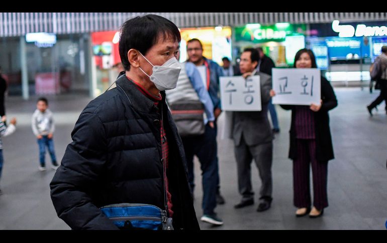 Un hombre usa mascarilla en el aeropuerto Internacional de Ciudad de México. AFP/P. Pardo