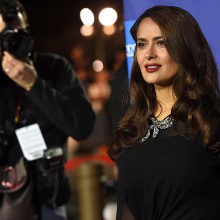 Salma Hayek despierta preocupación de sus fans por su pie