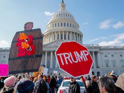 Opositores a Trump se manifiestan este miércoles afuera del Capitolio en Washigton, DC, donde los legisladores realizan el juicio político. EFE/EPA/E. Lesser