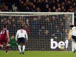 EL GOL DE SALAH. El delantero egipcio engaña al portero al cobrar el penalti. EFE