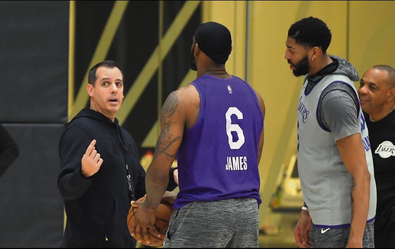 De regreso. Frank Vogel (izq.), entrenador de los Lakers, da instrucciones a LeBron James y Anthony Davis durante la práctica realizada ayer. AP / M. Terrill
