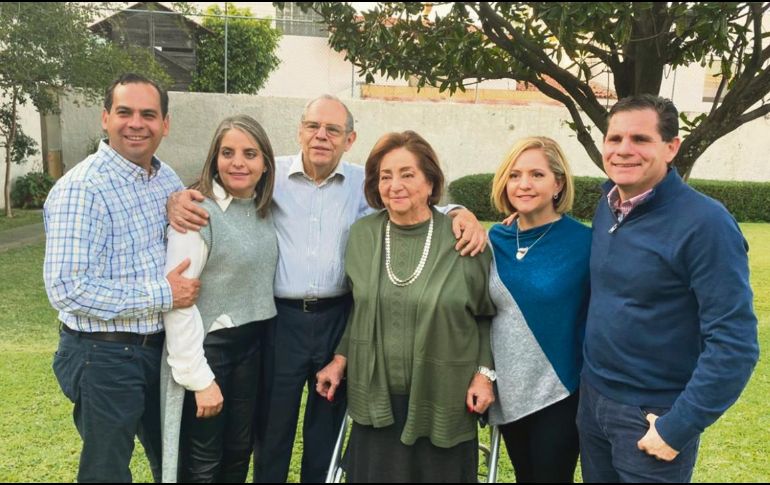 Enrique y Lizzy con sus hijos.