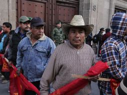 Integrantes del Movimiento Social Popular y Frente Popular Revolucionario bloquean los accesos de Palacio Nacional. NTX / M. González