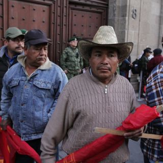 Manifestantes bloquean accesos a Palacio Nacional