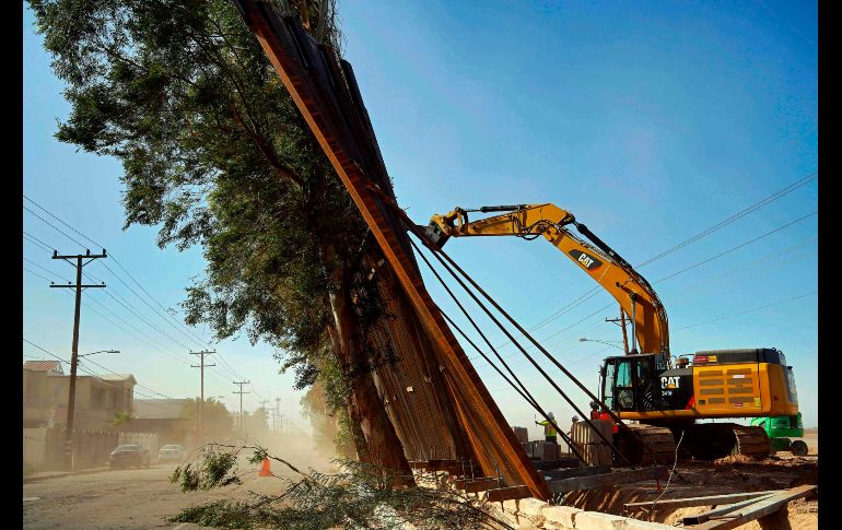 Esta tarde, trabajadores ya reparaban la barrera. AFP